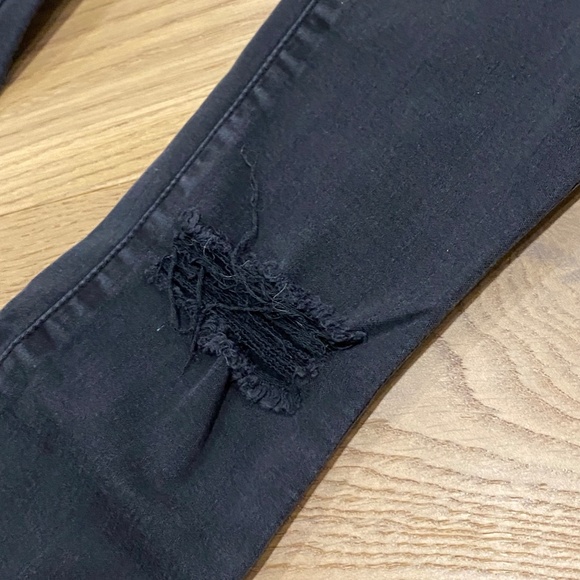 Women's Abercrombie & Fitch Mid Rise Black Skinny Jeans with Distressed Knees - Picture 6 of 6